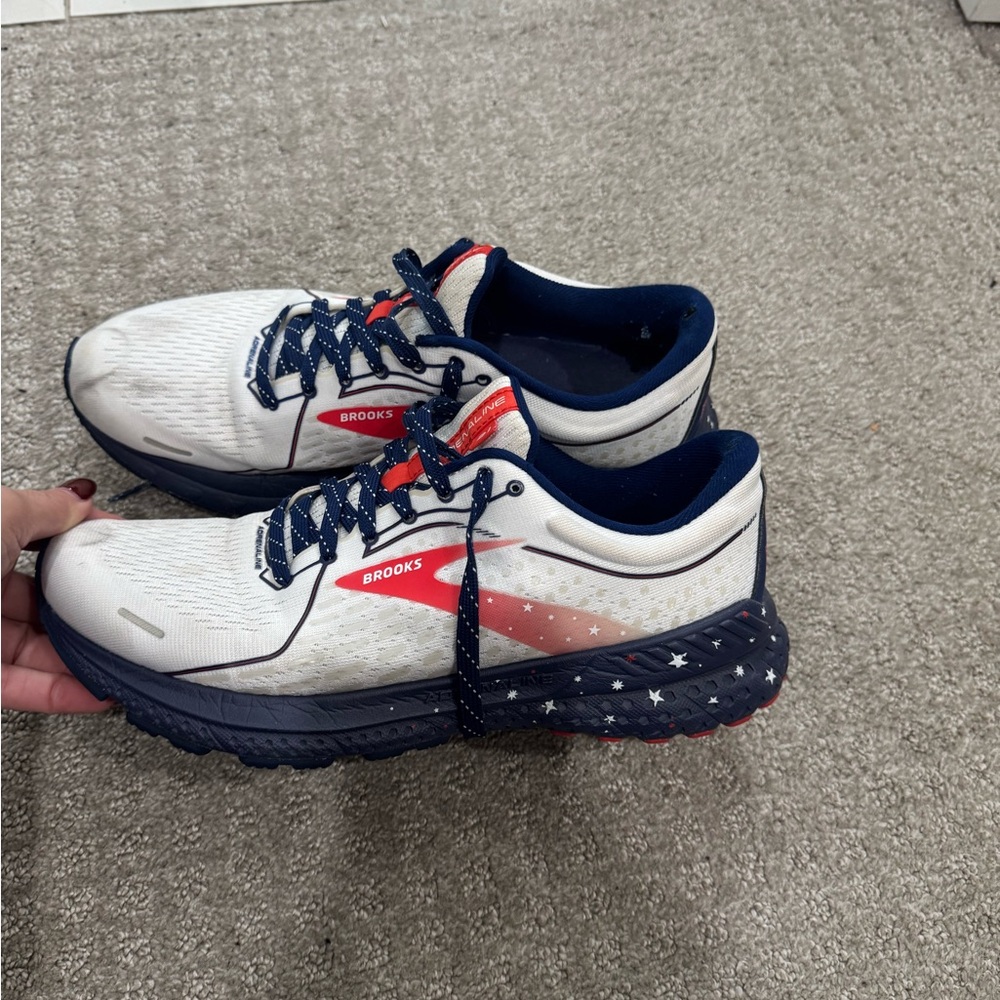 Adult size 10 womens Brooks